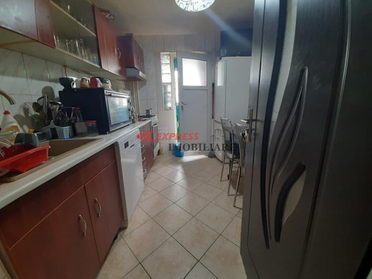 Apartament cu 3 camere semidecomandat în Dristor