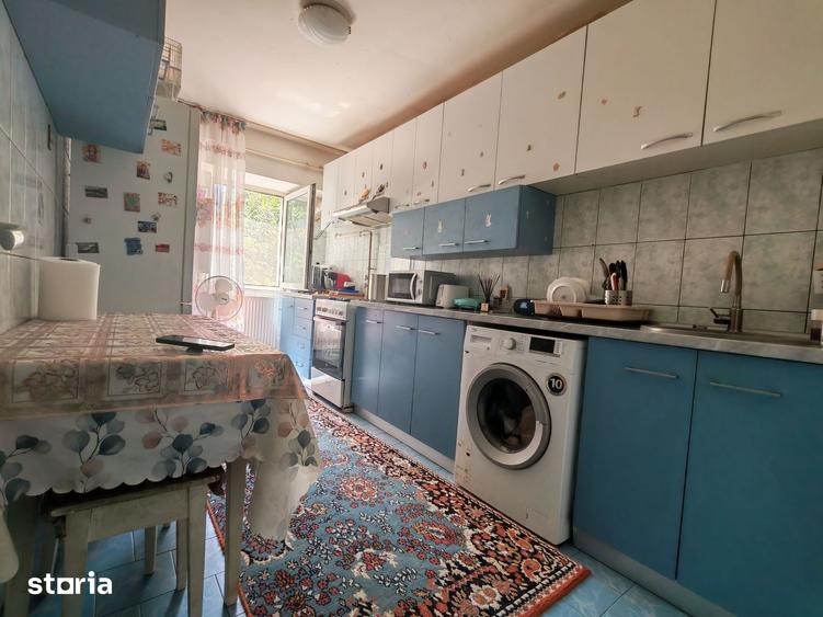 Apartament cu 4 camere decomandat în CET