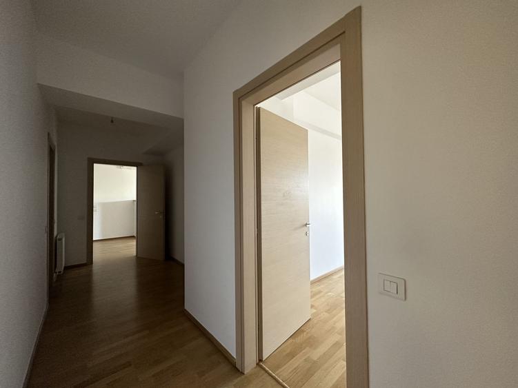 Apartament cu 4 camere semidecomandat în Herăstrău