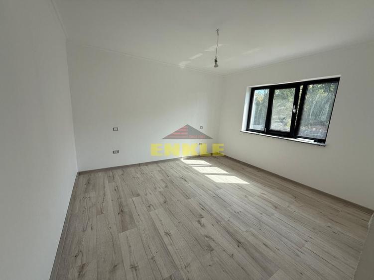 Casă individuală cu 4 camere cu Canalizare în Exterior Est