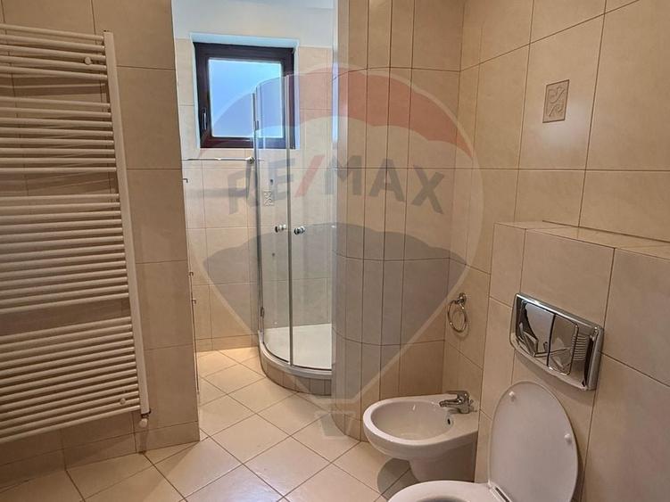 Apartament cu 4 camere semidecomandat, mobilat în Nordului