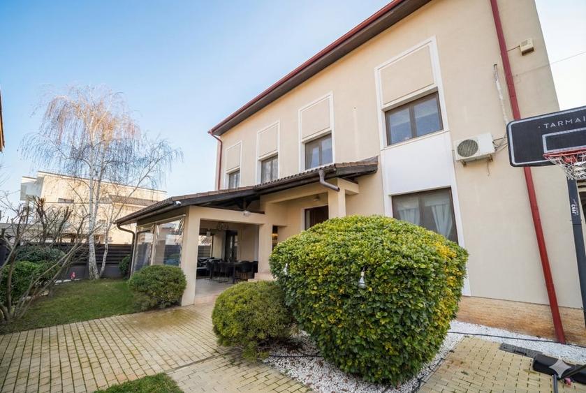 Casă individuală cu 8 camere cu Canalizare în Voluntari