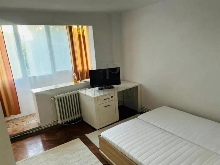 Apartament cu 4 camere decomandat în Medicină