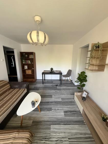 Apartament cu 3 camere semidecomandat în Podu Roș