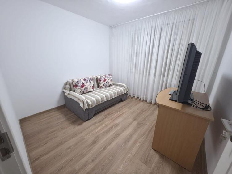 Apartament cu 3 camere semidecomandat în Titan