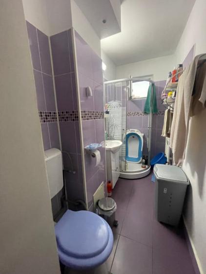 Apartament cu 3 camere semidecomandat în Craiovița Nouă