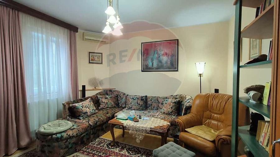 Casă individuală cu 6 camere cu Piscina în Piața Centrală