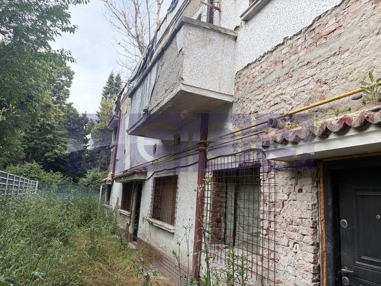 Casă individuală cu 8 camere cu Canalizare în Dorobanți