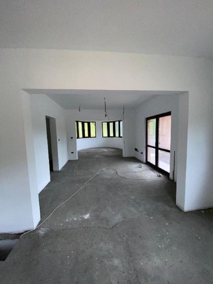 Casă cu 5 camere cu Teren 6060 Mp în Potoci