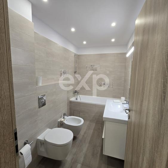 Apartament cu 3 camere decomandat, mobilat în Tractorul