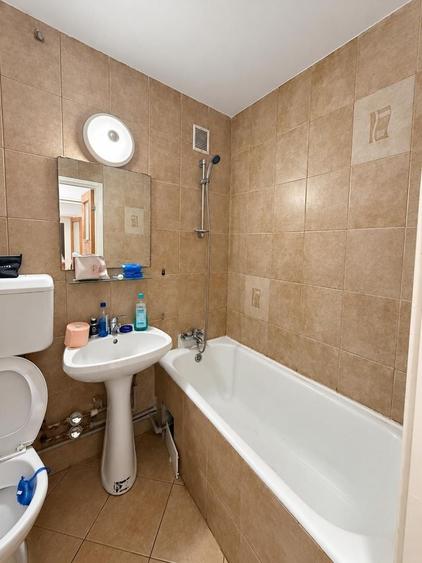 Apartament cu 3 camere semidecomandat în Drumul Taberei
