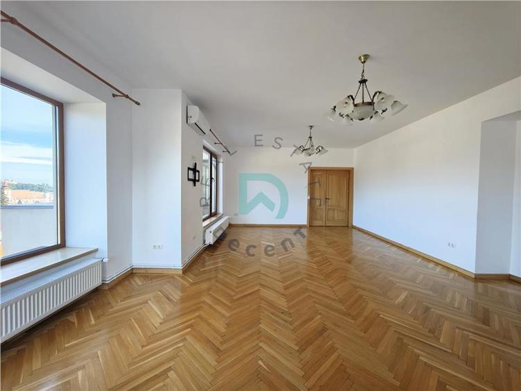 Apartament cu 3 camere decomandat în Centrul Istoric
