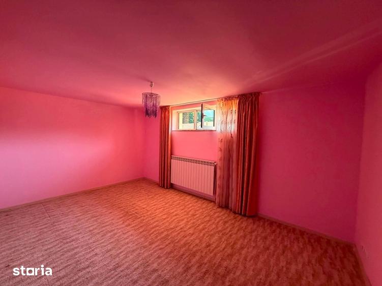 Casă cu 6 camere cu Teren 2026 Mp în Cetate