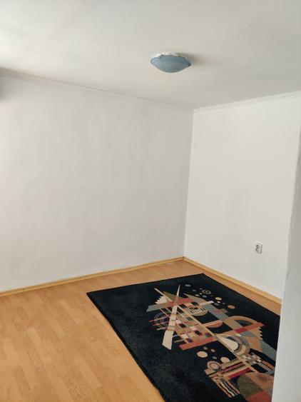 Casă individuală cu 7 camere cu Canalizare în Vatra Luminoasă