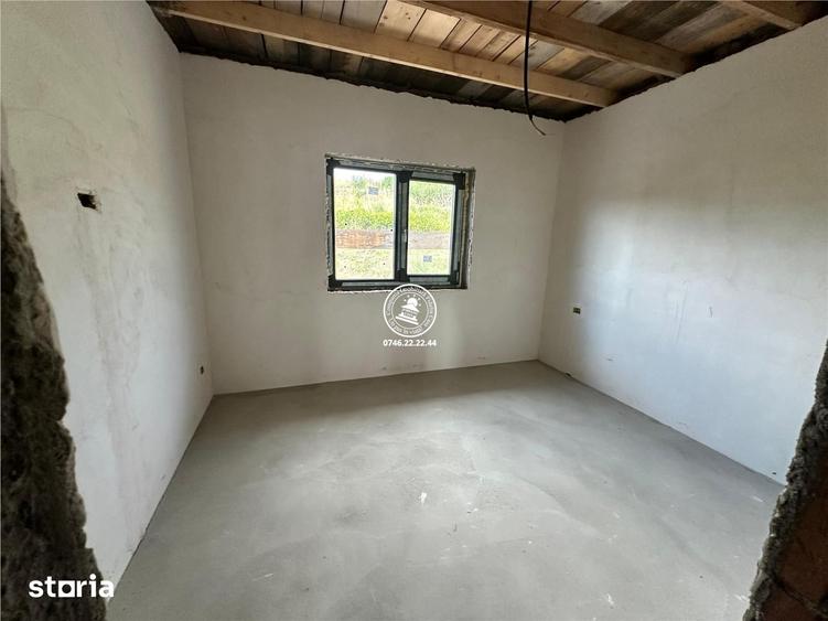 Casă cu 5 camere cu Teren 400 Mp în Tomești