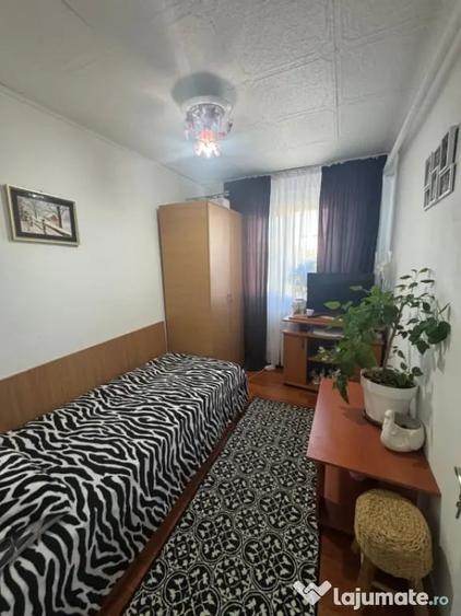 Apartament cu 4 camere semidecomandat în Craiovița Nouă