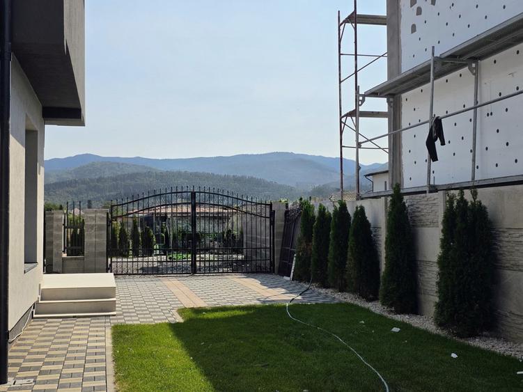 Casă individuală cu 4 camere cu Canalizare în Cristian