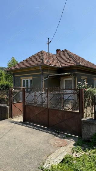 Casă cu 4 camere în Gurahonț