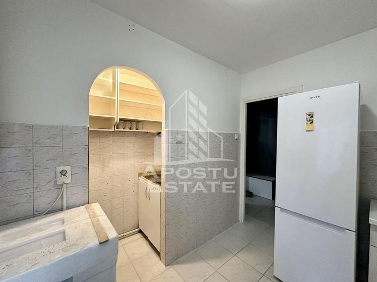 Apartament cu 2 camere semidecomandat, mobilat în Punctele Cardinale