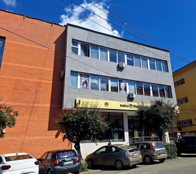 Spațiu comercial, de 150 mp, în Petros