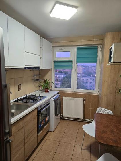 Apartament cu 4 camere semidecomandat în Iași