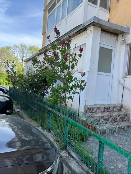 Vand apartament 2 camere si balcon de 15 metri patrati la parter in oras Moreni - 2