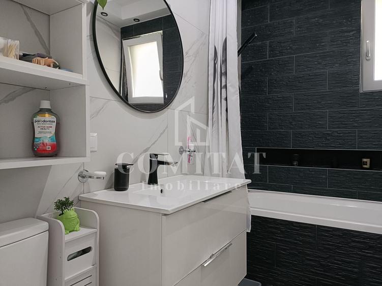 Apartament cu 3 camere semidecomandat, mobilat în Florești