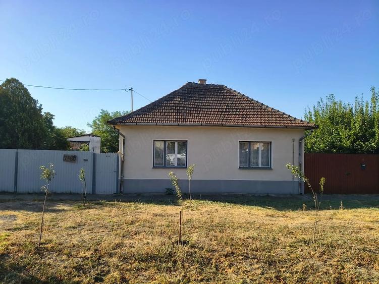 Casă cu 2 camere cu Teren 1700 Mp în Exterior Vest