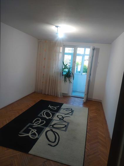 Apartament cu 2 camere semidecomandat în Teilor