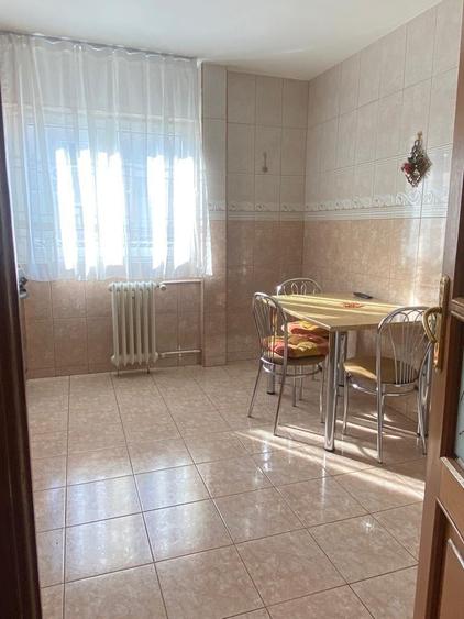 Apartament cu 3 camere decomandat în Berceni