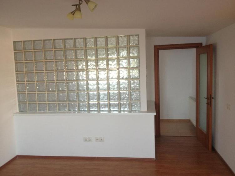 Duplex cu 6 camere cu Canalizare în Central