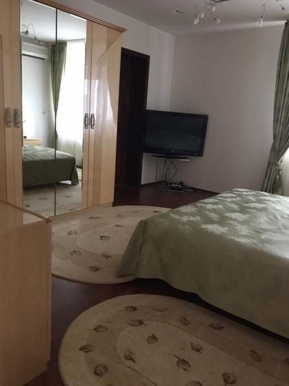 Casă individuală cu 8 camere cu Canalizare în Iancu Nicolae