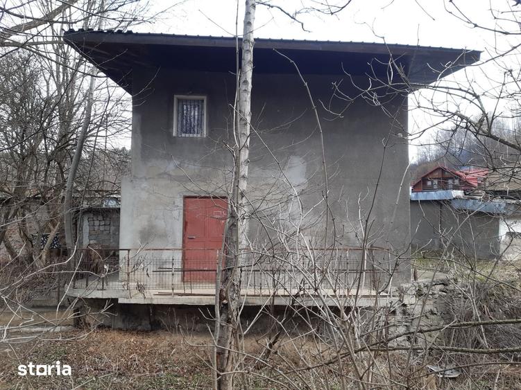 Casă cu 2 camere cu Teren 713 Mp în Petros