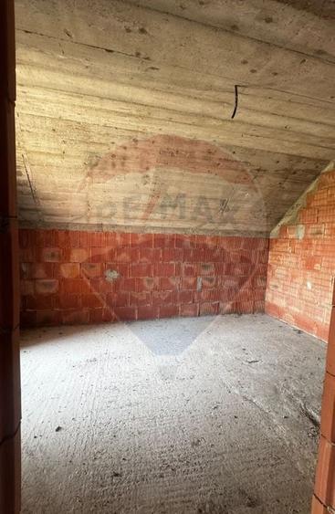 Casă cu 5 camere cu Teren 1000 Mp în Costâna