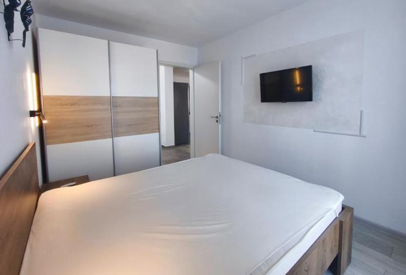 Apartament cu 2 camere decomandat, mobilat în Tractorul