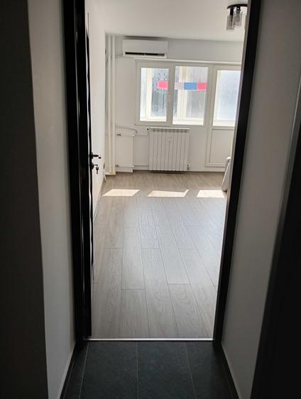 Apartament cu 3 camere semidecomandat în Obor