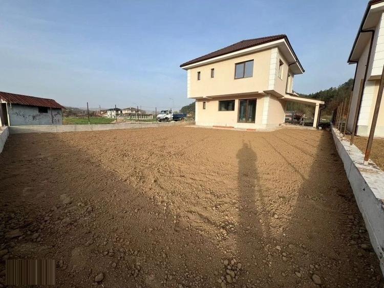 Casă individuală cu 4 camere cu Canalizare în Luna de Sus