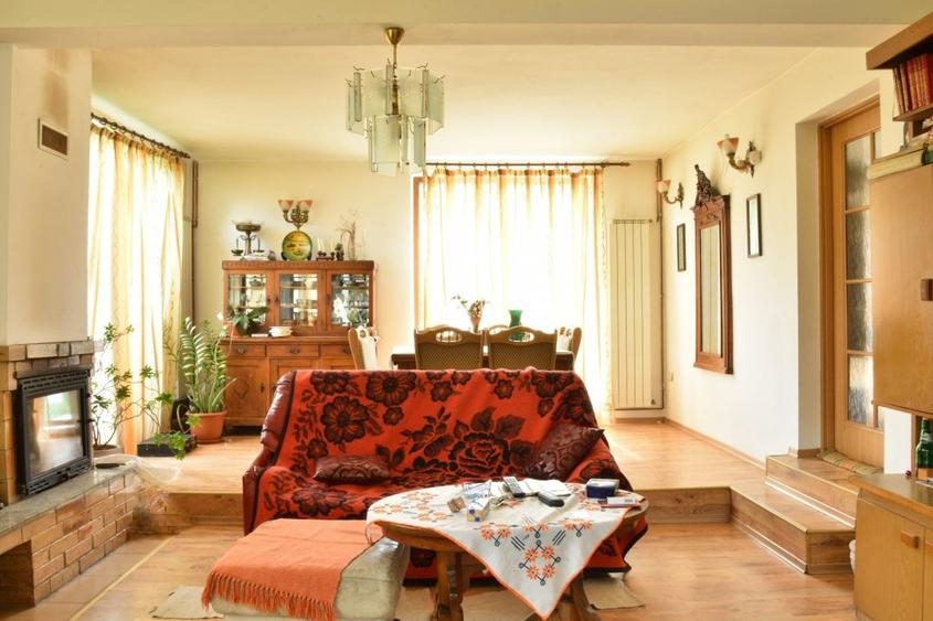 Casă individuală cu 6 camere cu Teren 3374 Mp în Vulcana-Pandele