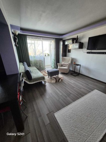 Apartament cu 4 camere semidecomandat în Liteni