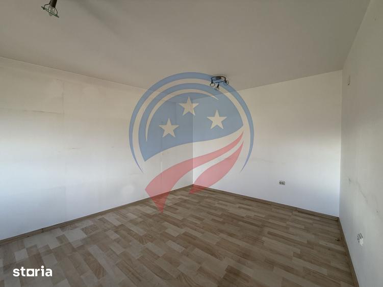Casă cu 8 camere cu Teren 453 Mp în Central