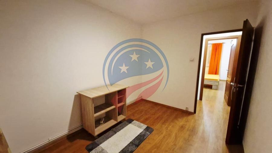 Apartament cu 3 camere semidecomandat, mobilat în Craiovița Nouă