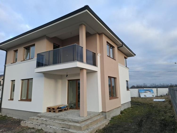 Casă cu 4 camere în Jucu