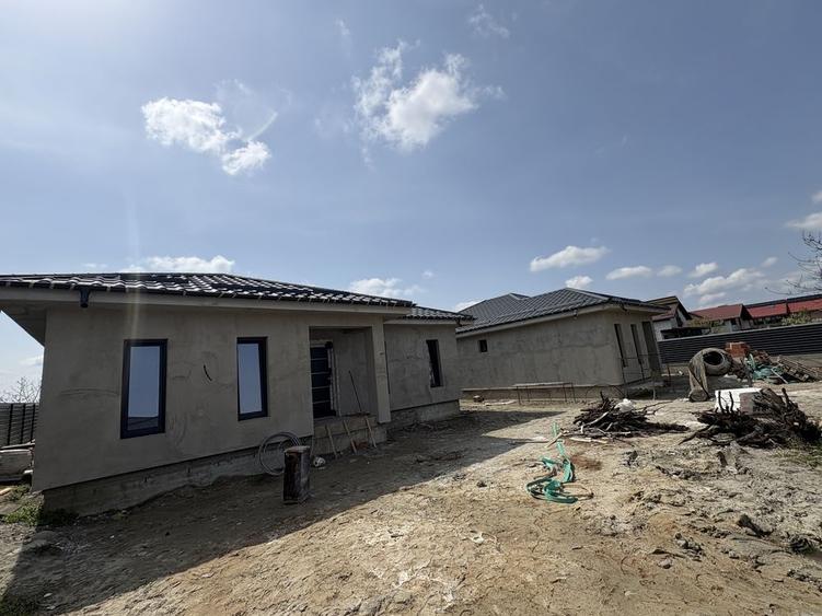 Casă cu 4 camere cu Teren 444 Mp în Golești