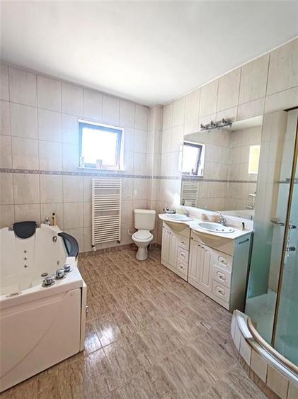 Casă individuală cu 9 camere cu Teren 800 Mp în Hărman