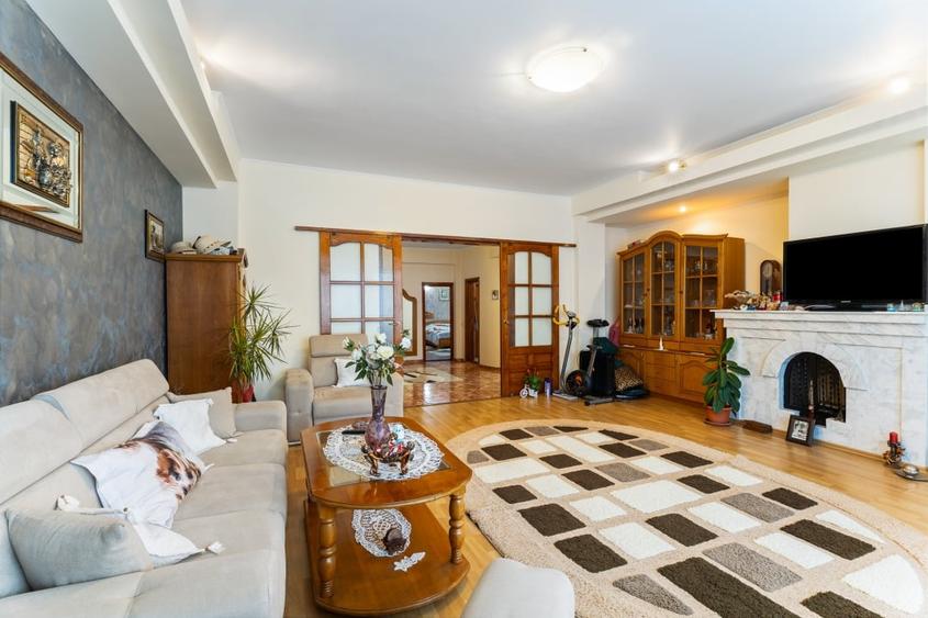 Casă individuală cu 8 camere cu Garaj în Faleza Nord