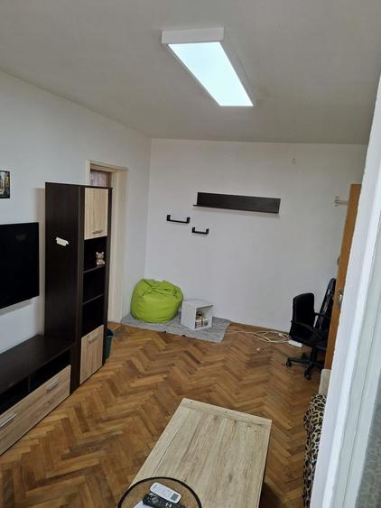 Apartament cu 2 camere semidecomandat în Craiovei