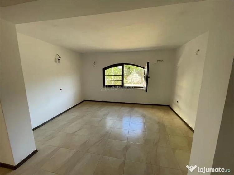 Casă cu 9 camere cu Teren 280 Mp în Petrești