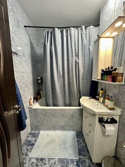 Apartament cu 4 camere decomandat în Drumul Taberei