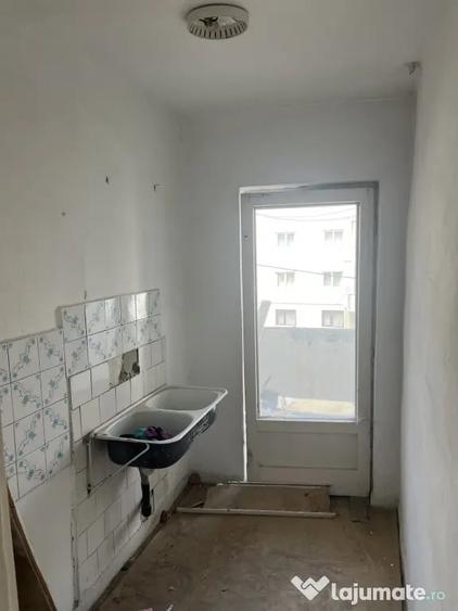 Garsonieră decomandată în Coman