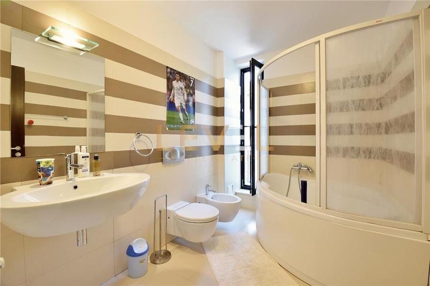 Casă individuală cu 8 camere cu Canalizare în Herăstrău